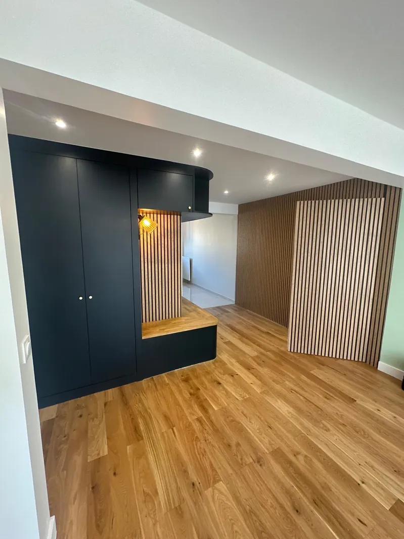 Séjour rénové par Renovaurea : meuble sur mesure et parquet chêne